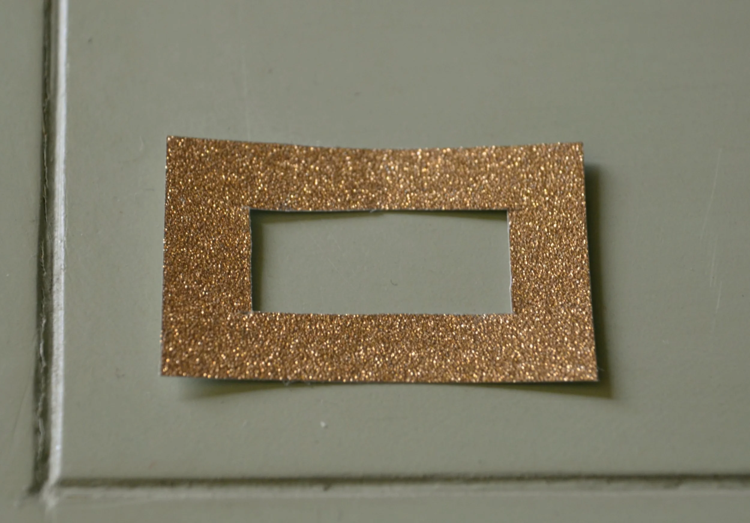 Wool being wound around the bottle in alternating colours